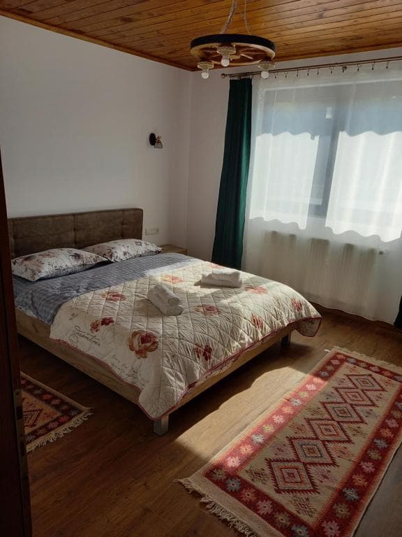 Dormitor cu pat dublu și lumină naturală