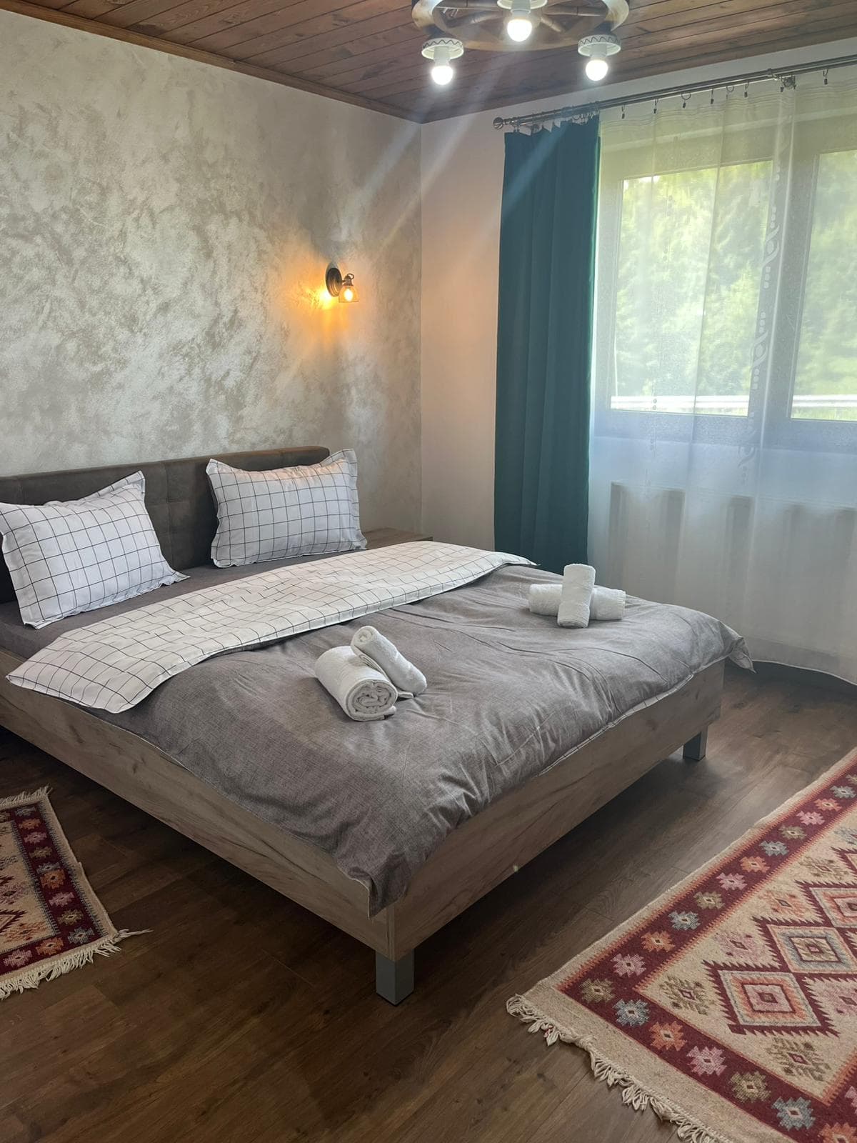 Dormitor cu covor țesut tradițional